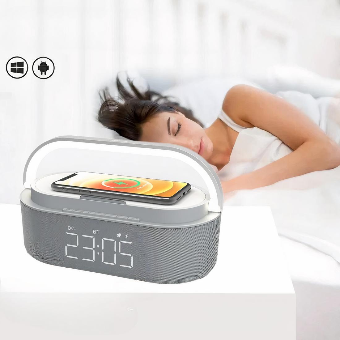Img_12_2023_radio_reveil_lampe_de_chevet_et_chargeur_de_telephone_11 Radio réveil lampe de chevet et chargeur de téléphone en avant plan avec une femme qui dort dans son lit en arrière-plan.