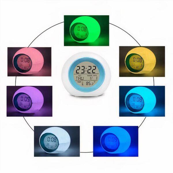 Réveil lampe de chevet boule allumé sur la couleur verte, posé sur une table de chevet à côté d'un lit, dans une chambre à coucher.