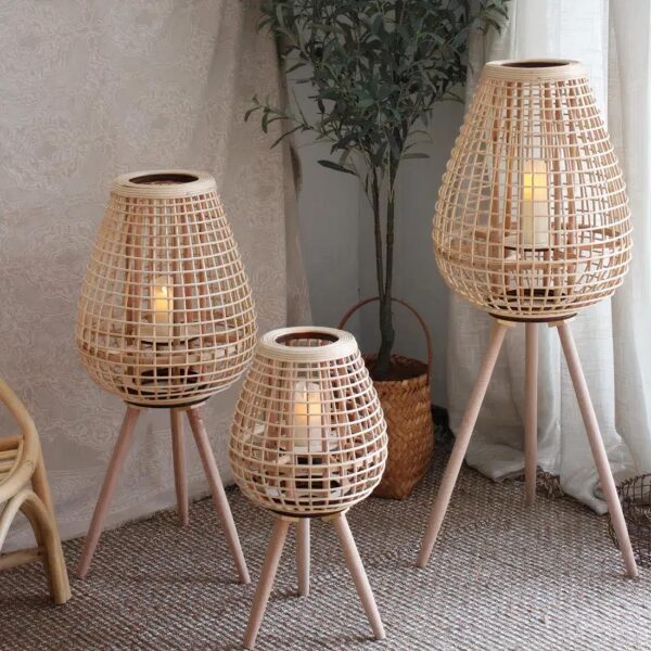 Lampe de chevet rotin avec pied en bois de trois modèles posé au sol