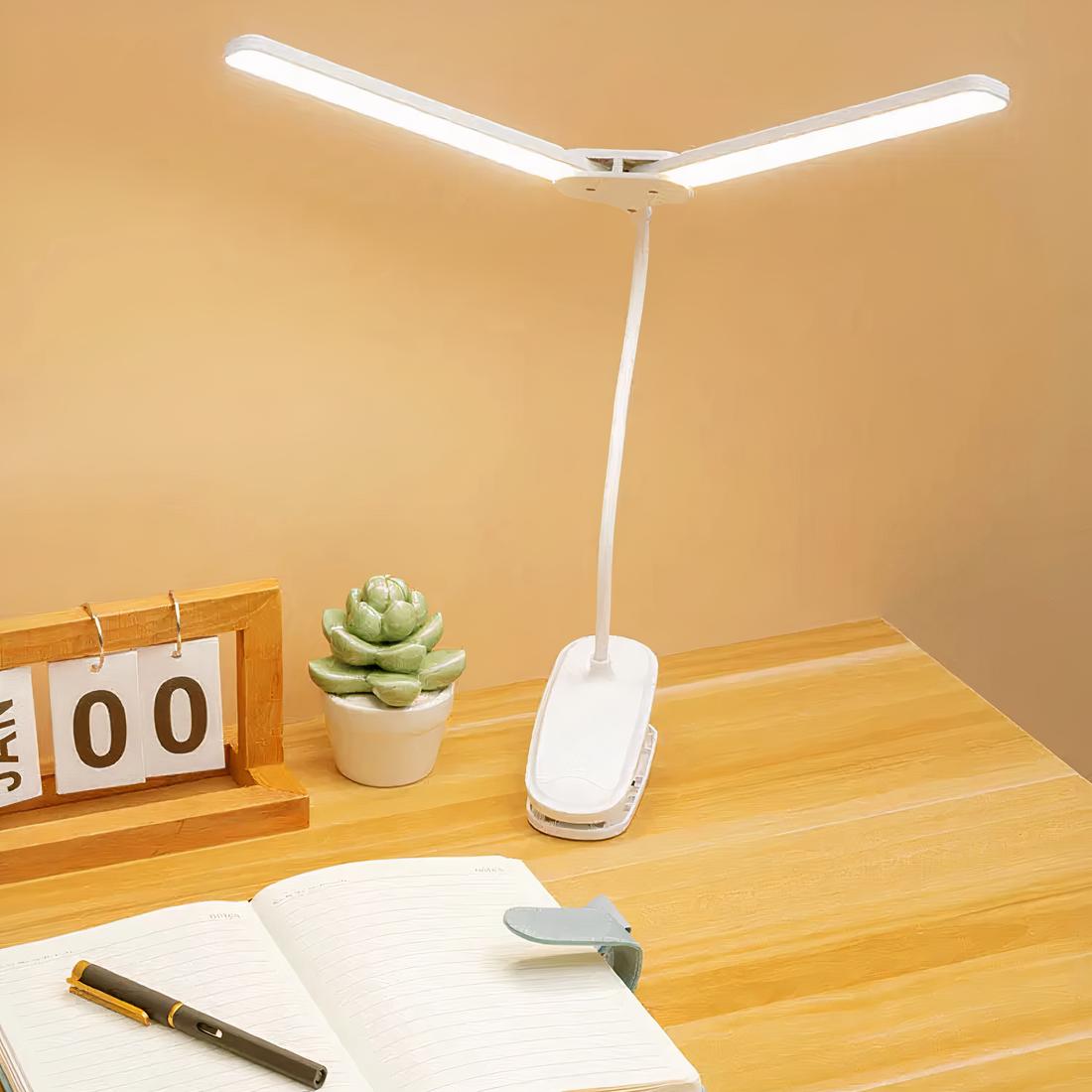 0-bc9924.jpeg lampe de chevet pince blanche posé sur un bureau