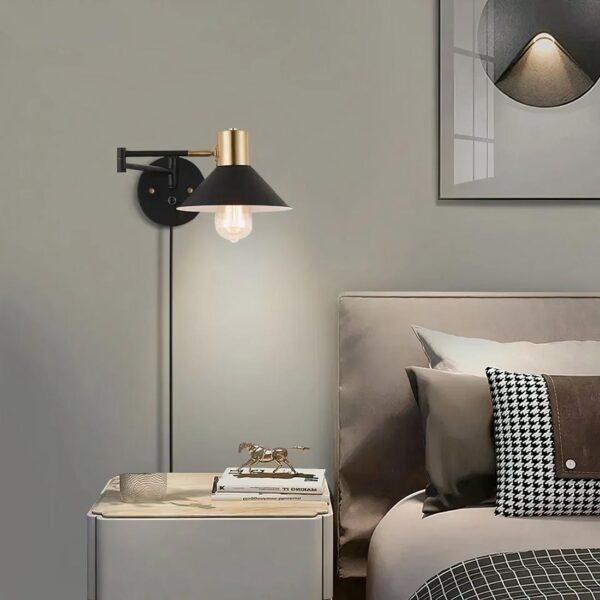 Lampe de chevet murale en métal posé prés d'un lit