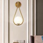 Lampe de chevet murale nordique posé au mur près d'un lit