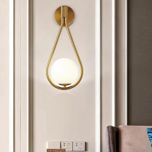 Lampe de chevet murale nordique posé au mur près d'un lit