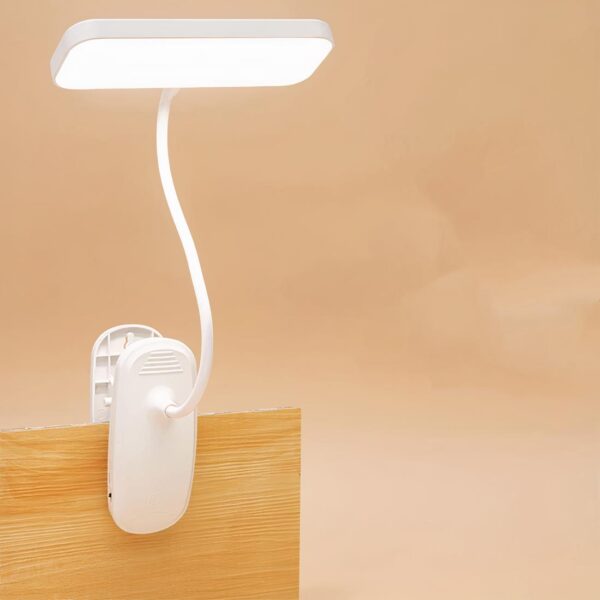 Lampe de chevet pince posé sur une table