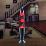 Lampe à lave métallique rose posée sur une table