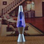 Lampe à lave violette posée sur une table