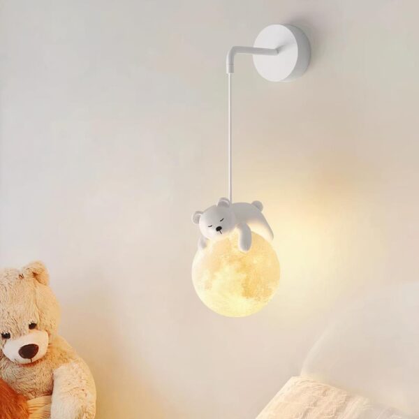 Lampe de chevet en forme d'ours pour bébé accroché sur un mur près d'un lit
