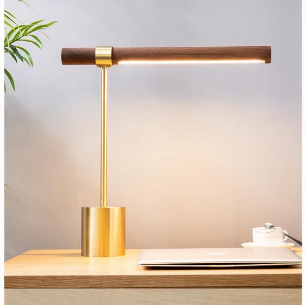 Lampe de chevet bois posé sur un bureau