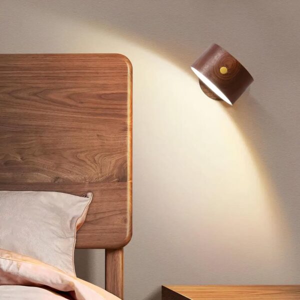 Lampe de chevet en bois et murale posé au mur près d'un lit