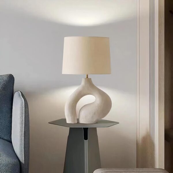 lampe de chevet pour chambre minimaliste posé sur une table de chevet près d'un lit