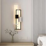 lampe de chevet chambre murale design posé près d'un lit sur le mur