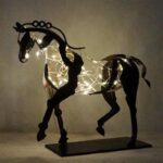 Lampe de chevet cheval en métal posé près d'un mur sur une table