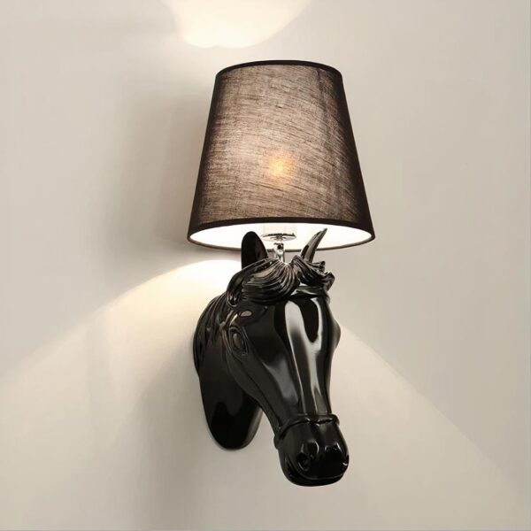 Lampe de chevet murale en forme de cheval noir posé sur un mur