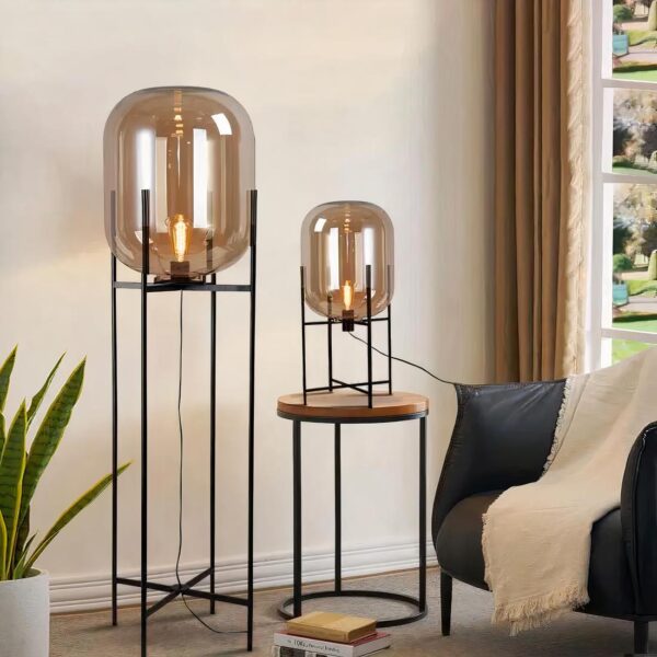 lampe de chevet design en verre de deux modèles différents posées près d'un canapé