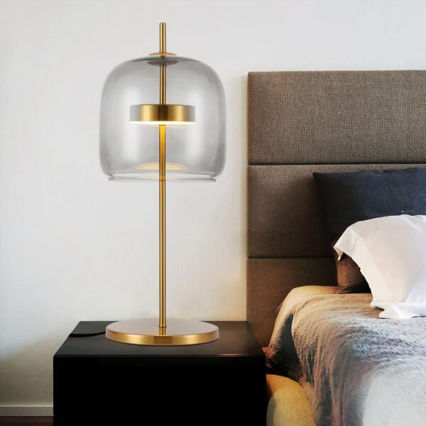 Lampe de chevet design posé sur une table de chevet près d'un lit