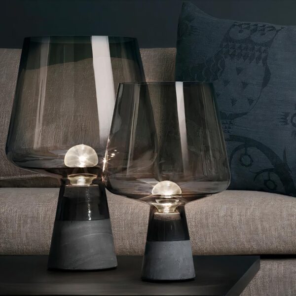 Lampe de chevet design moderne de deux modèles différents posé sur une table près d'un canapé