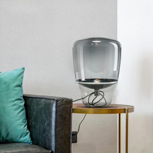 Lampe de chevet design ronde posé sur une table près d'un canapé