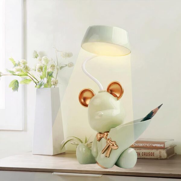 lampe de chevet pour enfant en forme d'ours posé sur un bureau