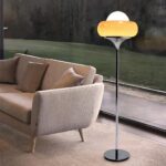Lampe de chevet grande au design rétro posé près d'un canapé et fenêtre