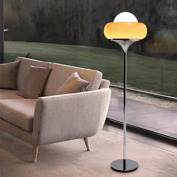 Lampe de chevet grande au design rétro posé près d'un canapé et fenêtre