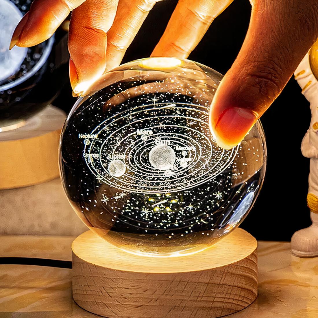 9120-ixw50g.jpg Lampe de chevet en forme de boule de cristal avec socle en bois