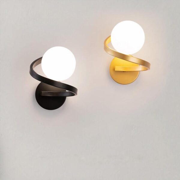 Lampe de chevet murale design noir et doré posée au mur