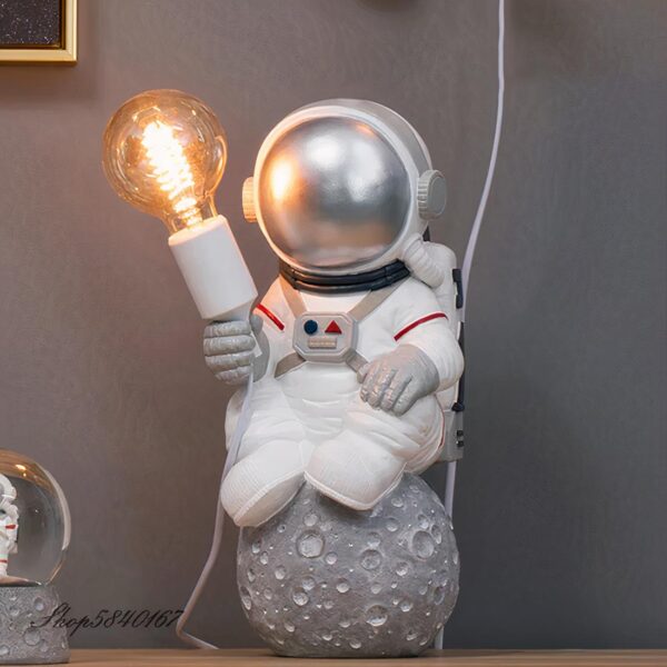 Lampe de chevet originale en forme d'astronaute posée sur une table