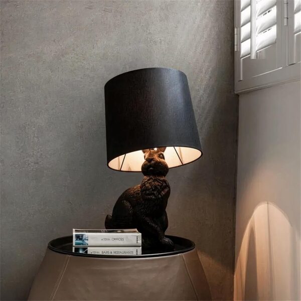 lampe de chevet originale en forme de lapin posé sur une table avec des livres