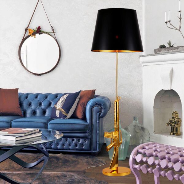 lampe de chevet en forme d'arme posé sur une table près de cadre
