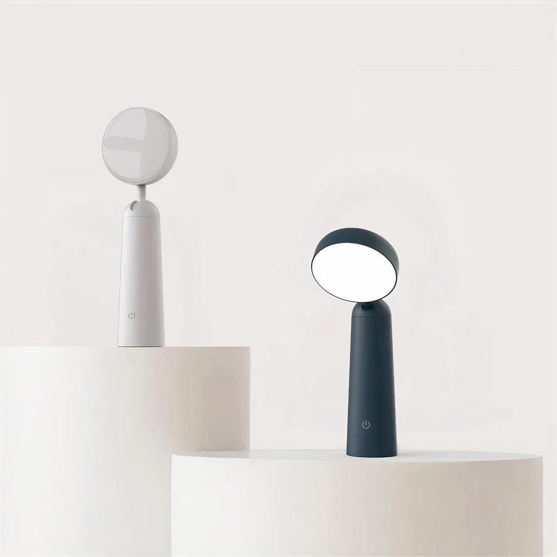9269-gdgeth.jpg Lampe de chevet sans fil de deux couleurs posé sur une table
