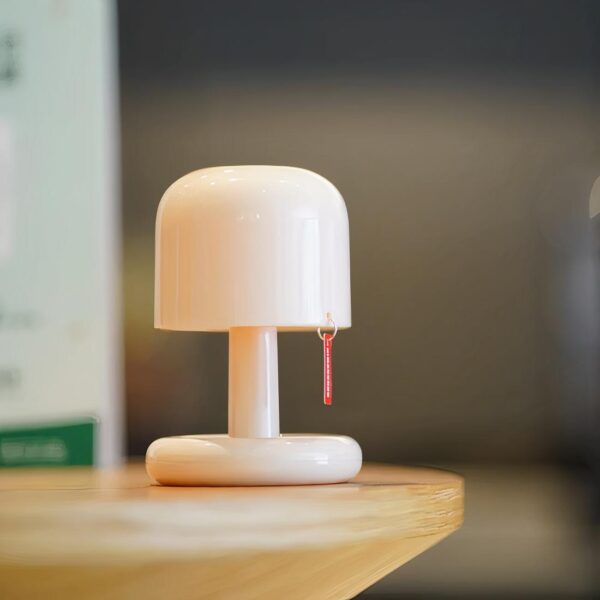 lampe de chevet sans fil mini posé sur une table