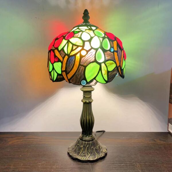 Lampe de chevet Tiffany aux couleurs vives posé sur une table