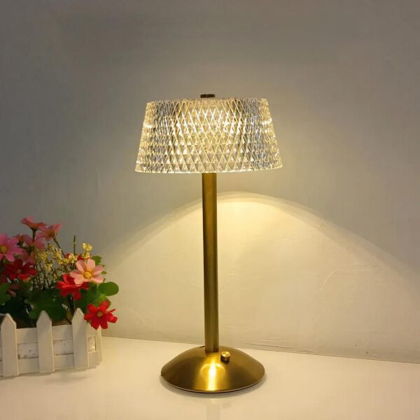 Lampe de chevet sans fil posé sur une table près de fleurs
