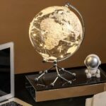 Lampe de chevet lobe terrestre blanche posé sur une table