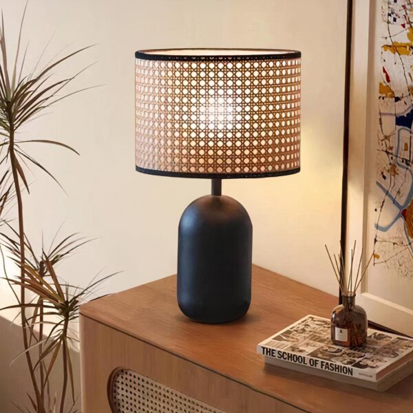 Lampe de chevet en cannage posé sur une table avec des décorations
