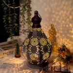 Lampe de chevet orientale et rétro posé sur une table avec des décorations