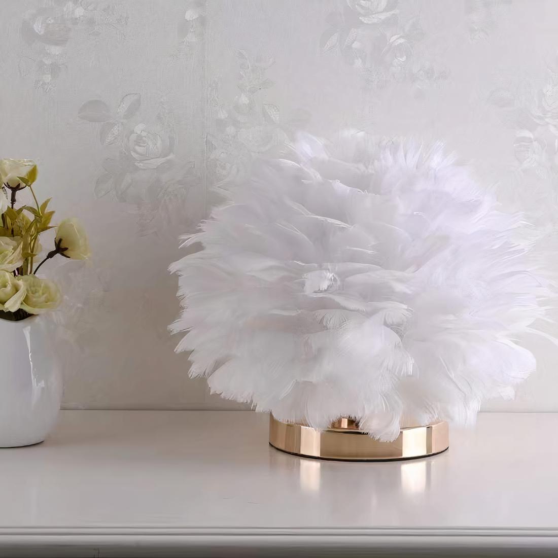 IMG_lampe_de_chevet_plume_blanche Lampe de chevet plume rose posé sur une table