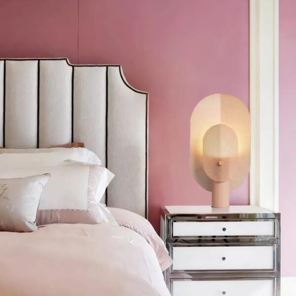 Lampe de chevet scandinave posé sur une table de chevet près d'un lit
