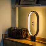 Lampe de chevet scandinave posé sur une table près d'un panier