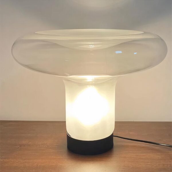 Lampe de chevet scandinave transparente posé sur une table