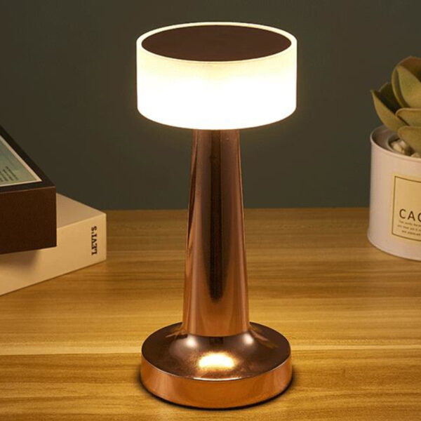 Lampe de chevet vintage en métal posée sur une table
