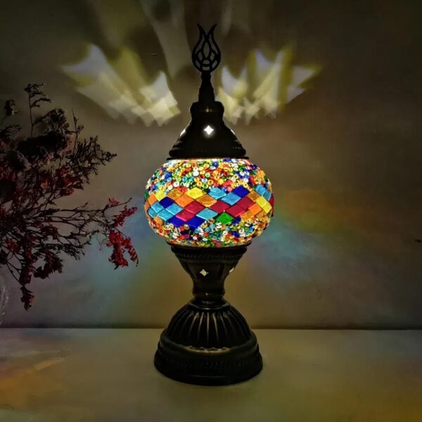 Une lampe de chevet vintage allumée et multicolore