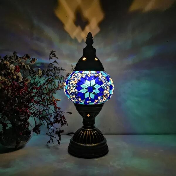 Une lampe de chevet vintage en mosaïque avec fond bleu
