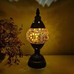 Une lampe de chevet vintage avec mosaique couleur chaude