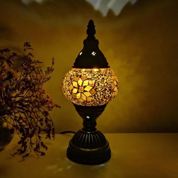 Une lampe de chevet vintage avec mosaique couleur chaude