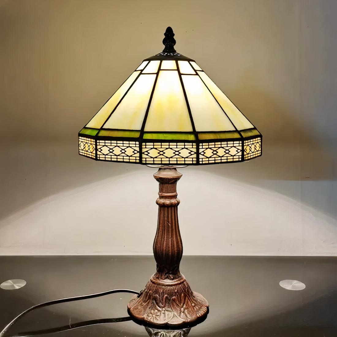 Lampe de chevet vintage allumée avec un abat-jour en verre
