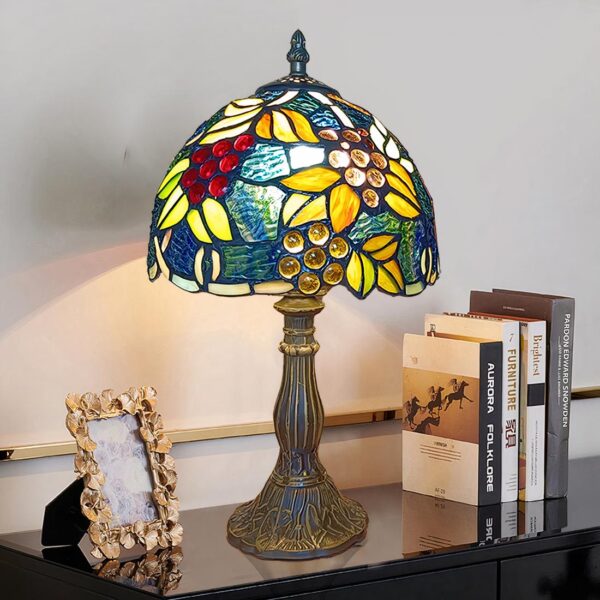 Lampe de chevet vintage avec vitrail style Tiffany posé sur un meuble