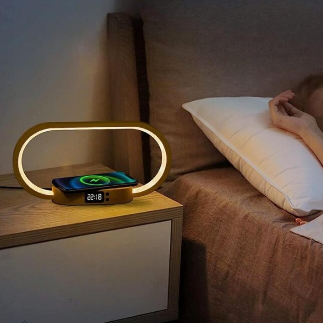 Lampe de chevet sans fil avce cadre lumineux et fonction réveil posée sur une table de chevet