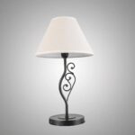 Une lampe en fer forgé avec un abat jour en coton et en lin beige sur un fond gris