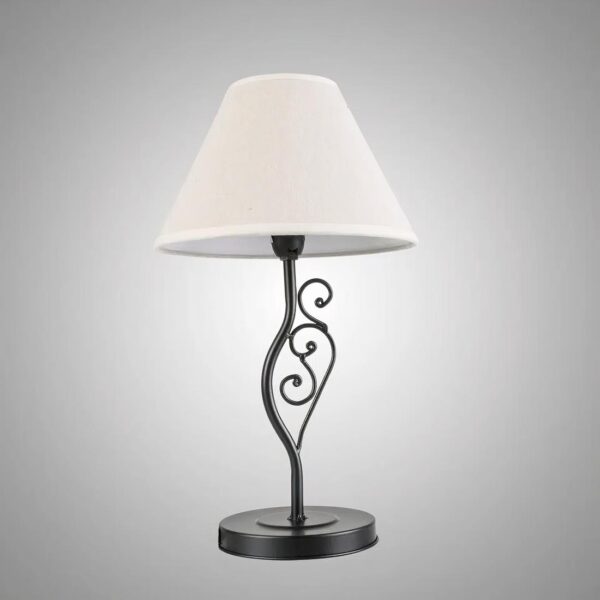 Une lampe en fer forgé avec un abat jour en coton et en lin beige sur un fond gris
